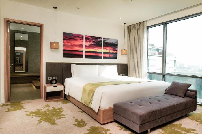 holiday inn and suites saigon airport
