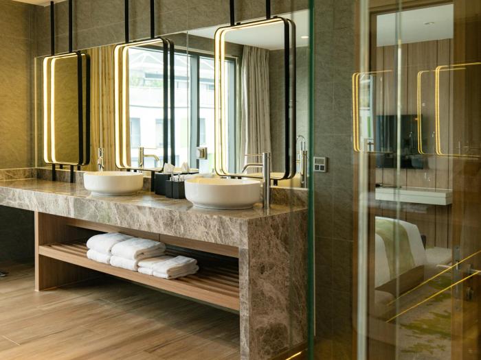 holiday inn and suites saigon airport