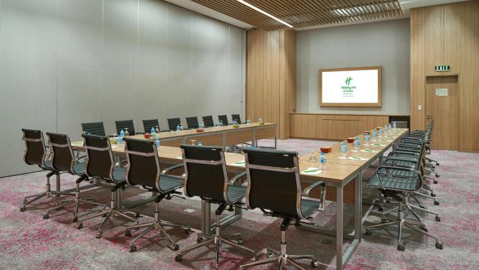 holiday inn and suites saigon airport