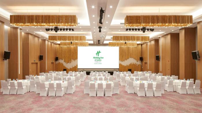 holiday inn and suites saigon airport