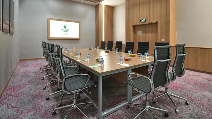 holiday inn and suites saigon airport