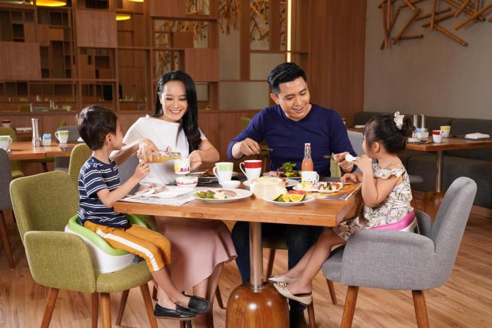 holiday inn and suites saigon airport