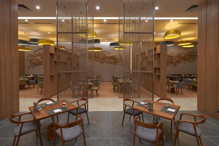 holiday inn and suites saigon airport