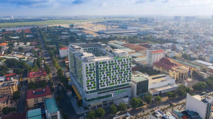 holiday inn and suites saigon airport