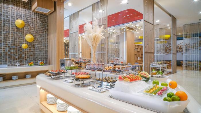 holiday inn and suites saigon airport