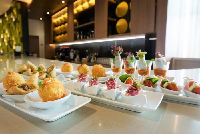 holiday inn and suites saigon airport