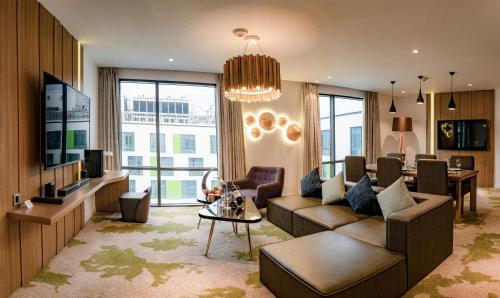 holiday inn and suites saigon airport