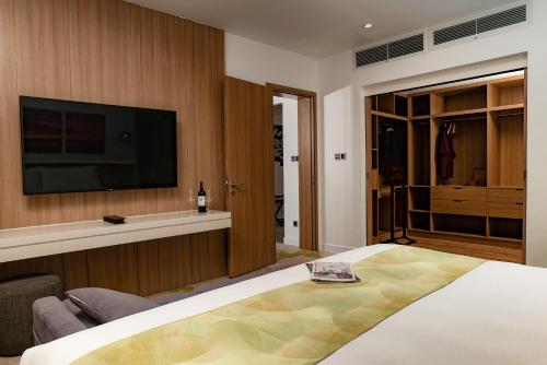 holiday inn and suites saigon airport