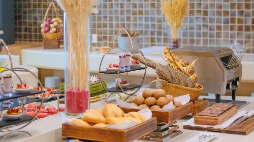 holiday inn and suites saigon airport