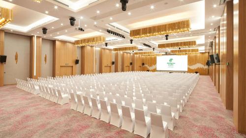 holiday inn and suites saigon airport