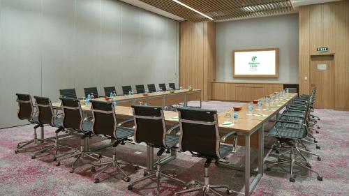 holiday inn and suites saigon airport