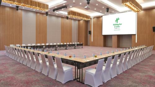 holiday inn and suites saigon airport