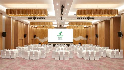 holiday inn and suites saigon airport