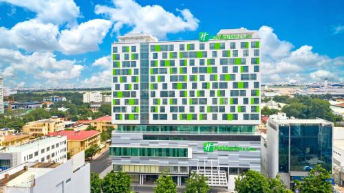 holiday inn and suites saigon airport