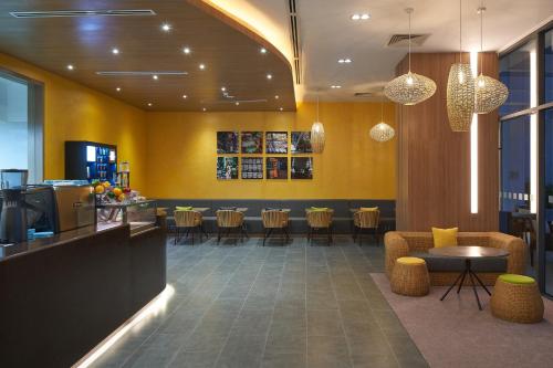 holiday inn and suites saigon airport