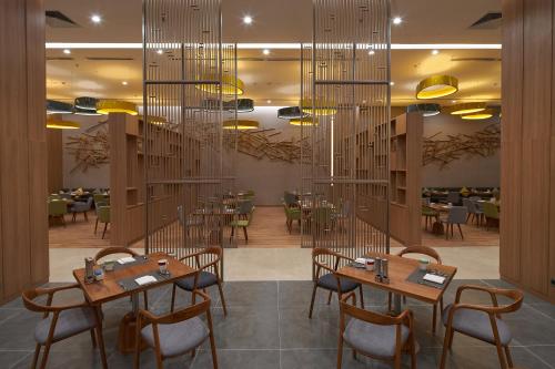 holiday inn and suites saigon airport