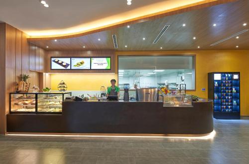 holiday inn and suites saigon airport