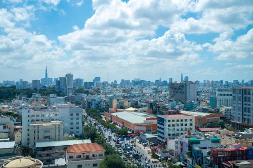 holiday inn and suites saigon airport