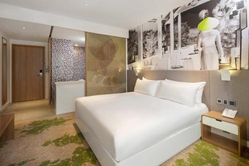 holiday inn and suites saigon airport