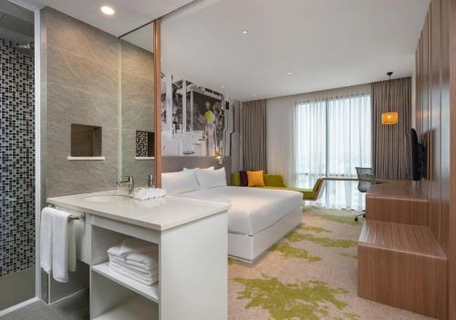 holiday inn and suites saigon airport