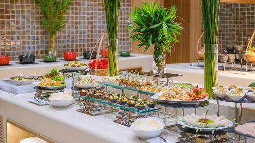 holiday inn and suites saigon airport