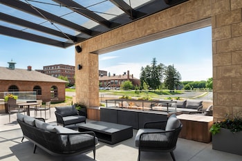 springhill suites by marriott milwaukee west wauwatosa