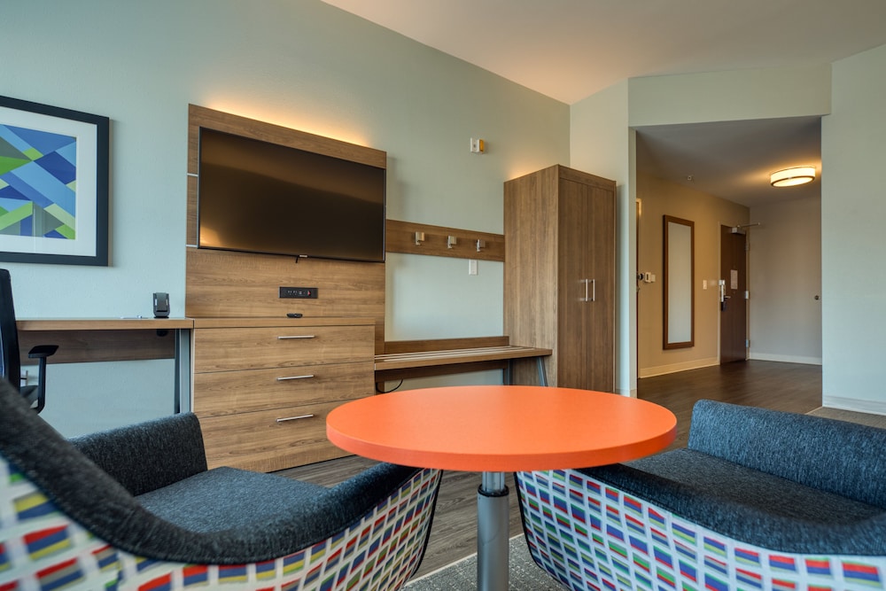 hol inn exp and suites charlotte south end