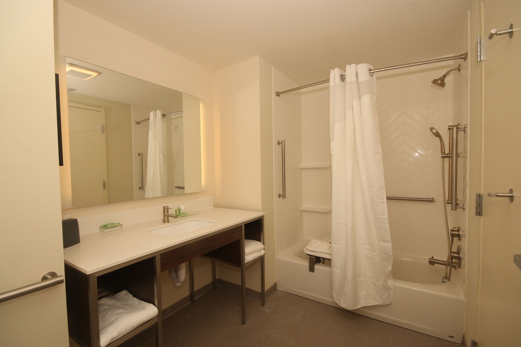 holiday inn and sts fayetteville w fort bragg area