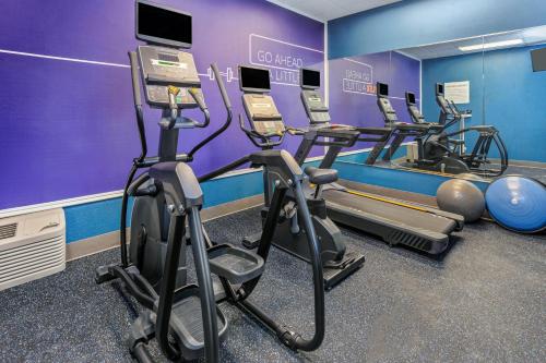 holiday inn express hotel and suites chicago algonquin by ihg
