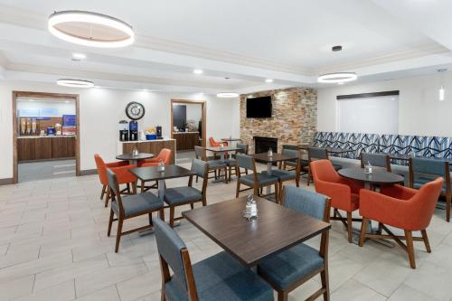 holiday inn express hotel and suites chicago algonquin by ihg