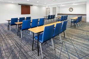 holiday inn express hotel and suites chicago algonquin by ihg
