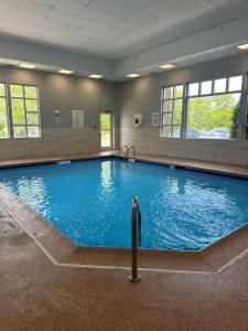 holiday inn express hotel and suites chicago algonquin by ihg