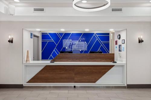 holiday inn express hotel and suites chicago algonquin by ihg
