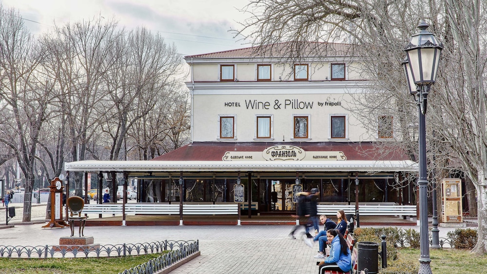 wine and pillow hotel by frapolli