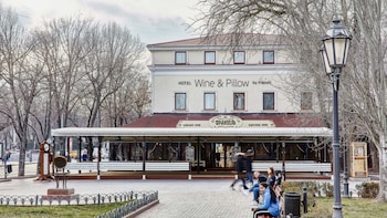 wine and pillow hotel by frapolli