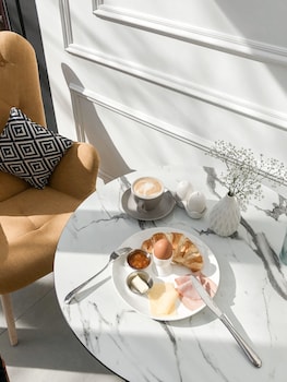 wine and pillow hotel by frapolli