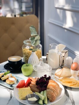 wine and pillow hotel by frapolli