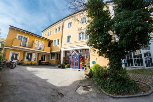 yoho international youth hostel