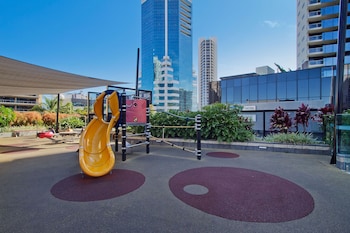 circle on cavill q stay