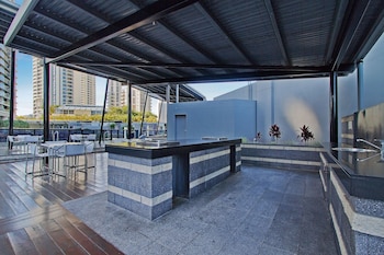 circle on cavill q stay