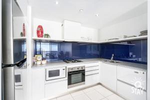 circle on cavill q stay