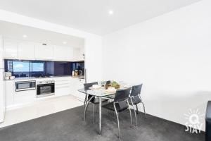 circle on cavill q stay