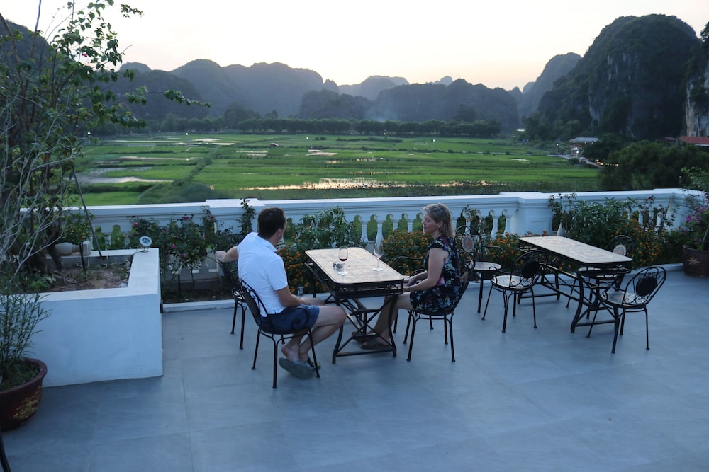 liberty hall tam coc villa