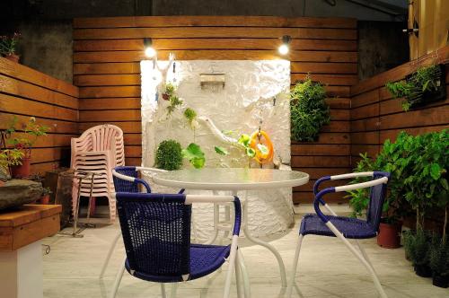 meet happiness bandb