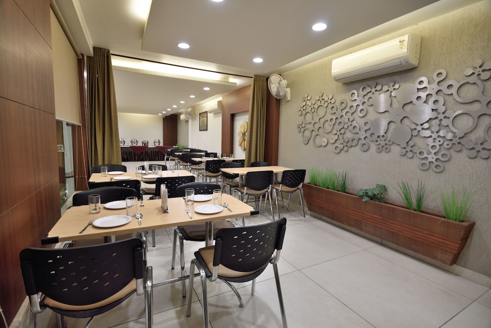 Hotel Alankar Palace,Maharana Pratap Nagar,3 star