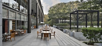 Four Seasons Hotel Bengaluru At Embassy One,Sivanchetti Gardens,5 star