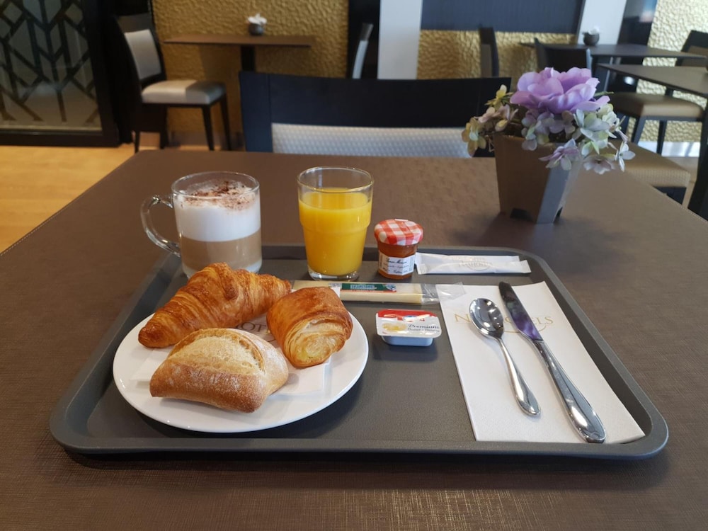nash airport hotel
