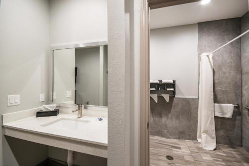 americas best value inn and suites northeast houston i 610