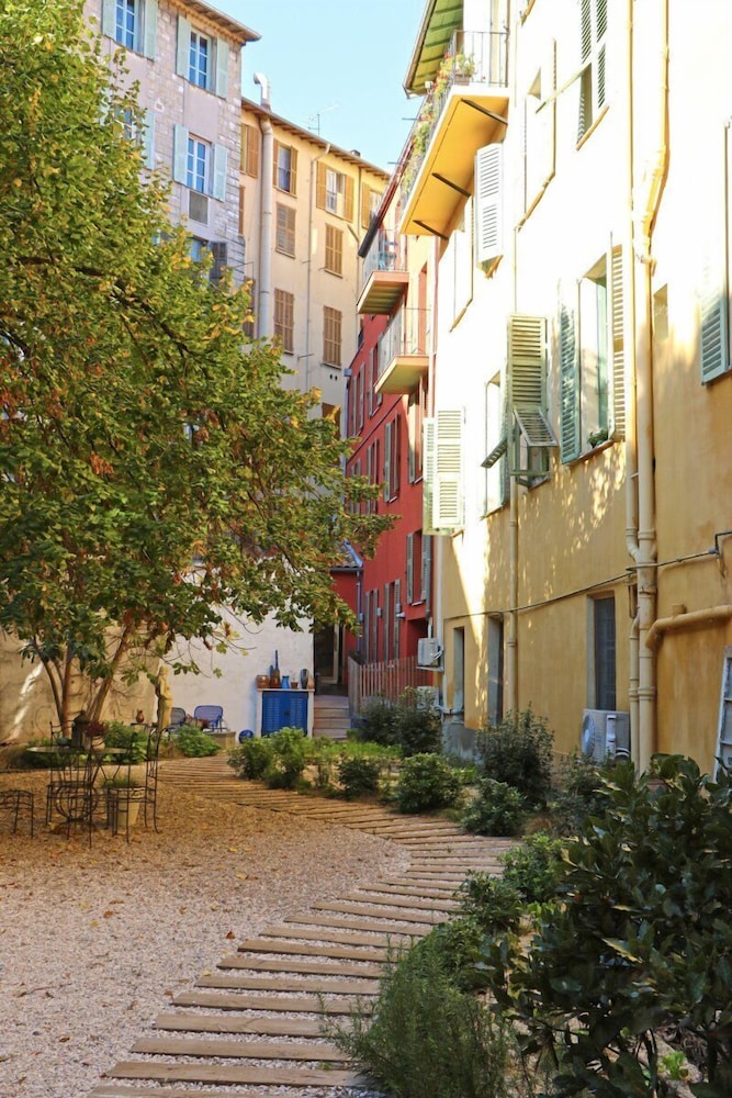 labeille boutique apartments