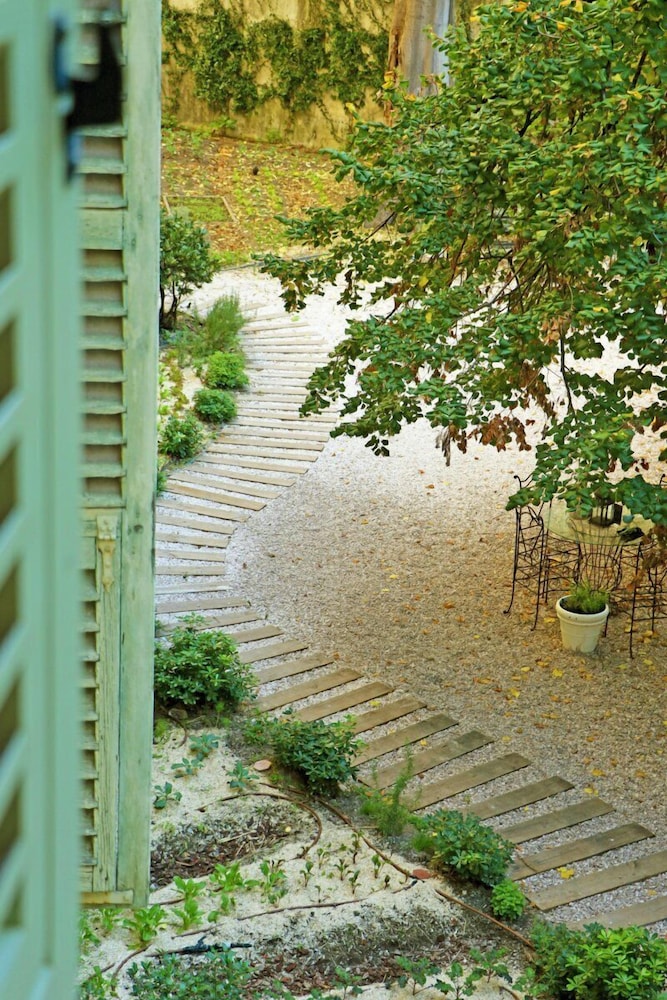 labeille boutique apartments